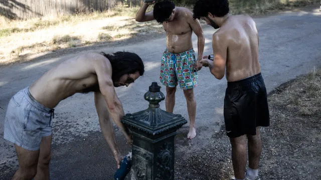 
                    Mais de um terço de França em alerta vermelho devido a onda de calor
                