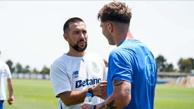
                    Farioli vai cortar 'gorduras' no FC Porto. Plantel emagrece no pós-Villa
                