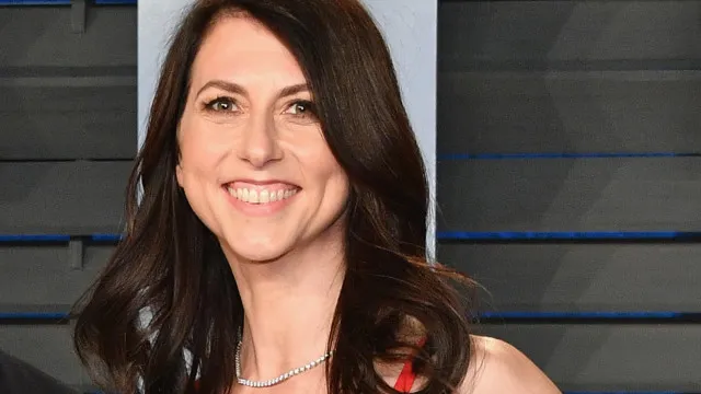 
                    MacKenzie Scott, ex-mulher de Jeff Bezos, fez mais uma doação milionária
                