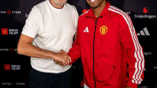 
                    Oficial: Manchester United contrata Andrey Santos ao Chelsea
                