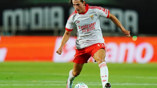 
                    Entre maldição e craques. Kaminski herda camisola com história no Benfica
                