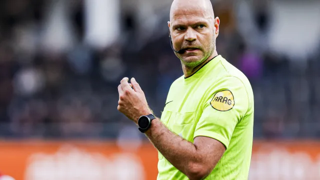 
                    Federação neerlandesa de futebol lamenta morte do árbitro Rob Dieperink
                