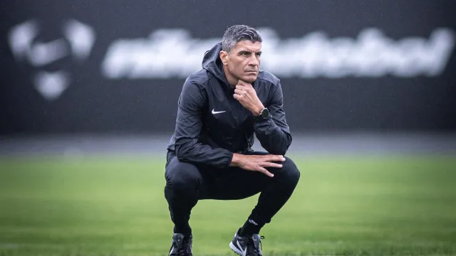 
                    Golaço contra… gastroenterite. Pedro Emanuel 'ao tapete' no Vasco da Gama
                