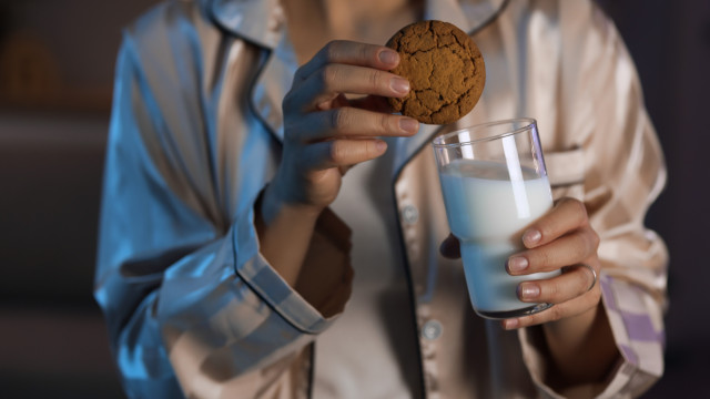 Beber leite à noite ajuda mesmo a adormecer? Eis quando não o deve fazer
