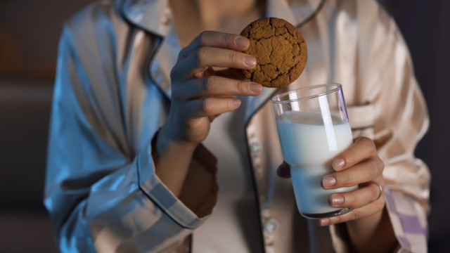Beber leite à noite ajuda mesmo a adormecer? Eis quando não o deve fazer