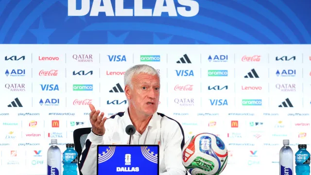 
                    Didier Deschamps prevê jogo renhido e atribui favoritismo à Espanha
                