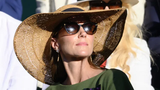 
                    Kate Middleton quebrou protocolo ao usar chapéu em Wimbledon?
                