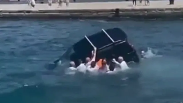 Militares de visita a Trieste salvam condutor de carro que caiu ao mar