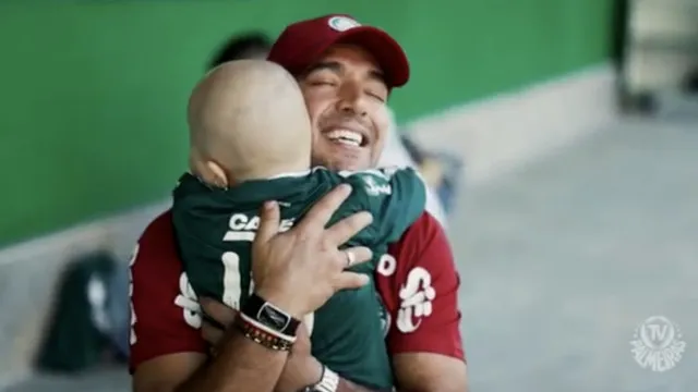Gesto de Abel Ferreira com criança que venceu cancro já corre mundo