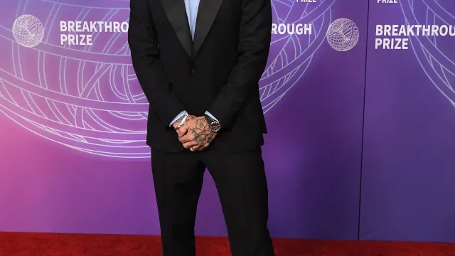 
                    Adam Levine mostra rara fotografia com toda a família
                