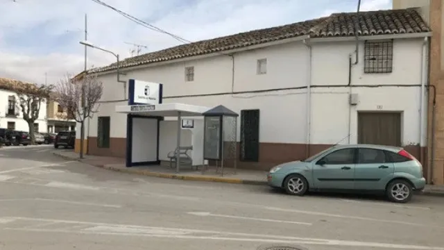 
                    Ossadas de pessoa morta há 40 anos encontrados em casa à venda online
                
