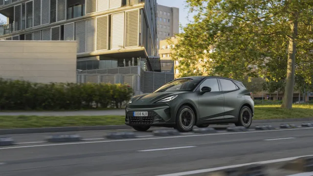 
                    Cupra Raval acabou de chegar e já tem nova variante (bateria é novidade)
                