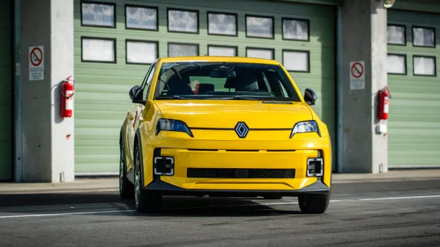 
                    Renault 5 elétrico caminha a passos largos para as 200 mil unidades
                