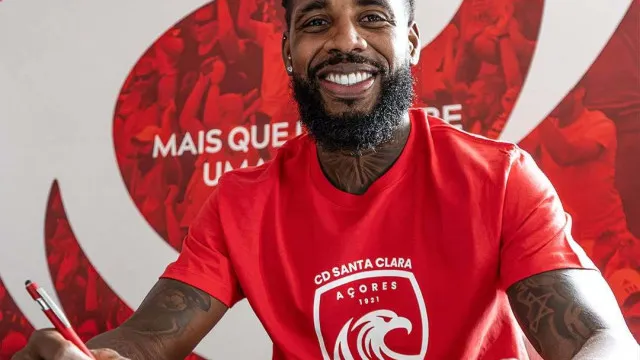 
                    Oficial: Romão continua no Santa Clara cedido pelo Atlético Goianiense
                