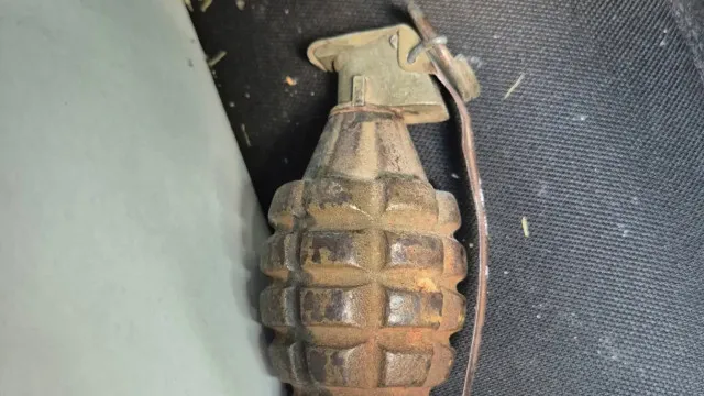 Leva granada da II Guerra Mundial a esquadra em Otava. Polícia faz apelo