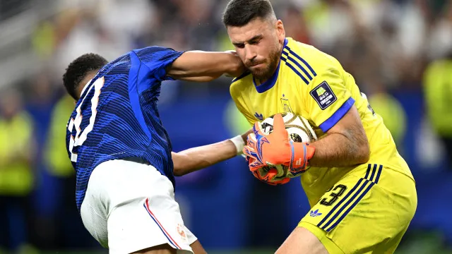 ExpulsÃ£o perdoada? O gesto de MbappÃ© com Unai SimÃ³n que jÃ¡ dÃ¡ que falar