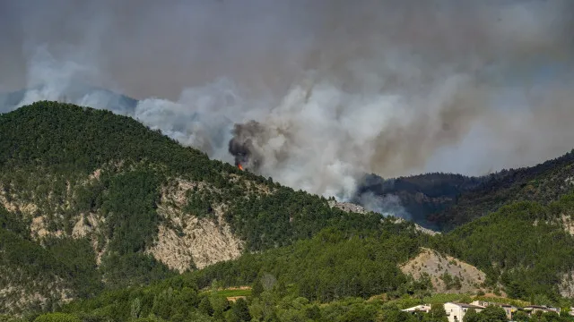 
                    França detém seis suspeitos por incêndios em Fontainebleau
                