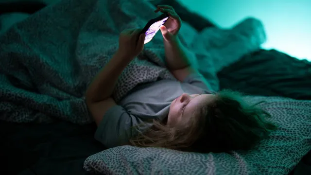 Reino Unido proíbe redes sociais de madrugada a adolescentes
