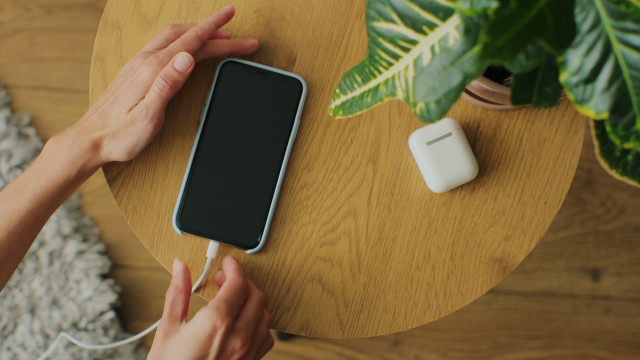 Carregar o telemóvel? Os 4 hábitos que tem de abandonar (imediatamente)