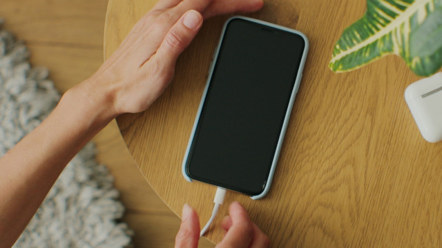 Carregar o telemóvel? Os 4 hábitos que tem de abandonar (imediatamente)
