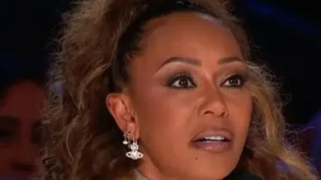 
                    Mel B aflita ao ver mágico 'destruir' pulseia dada pelas Spice Girls
                