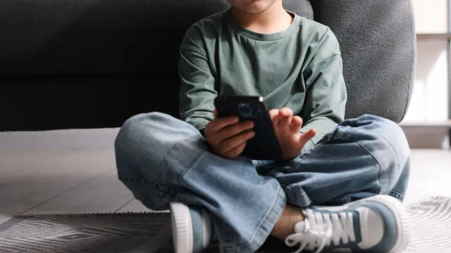Afastar menores das redes sociais pode barrar acesso a informação livre
