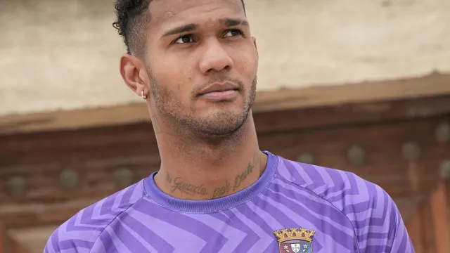 Oficial: Ex-AVS Adriel Ramos reforça baliza do Torreense