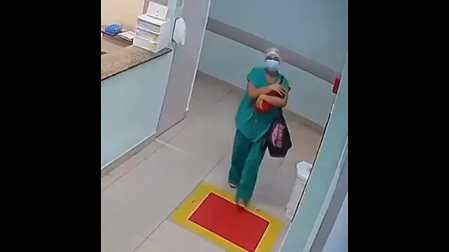 
                    Tia impede rapto de bebé escondida numa mala em maternidade do Brasil
                