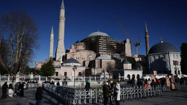 
                    Casal russo detido por ler a Bíblia na mesquita de Santa Sofia
                