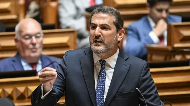 Hugo Soares desvaloriza atrasos nos exames: "Estamos a mudar para melhor"