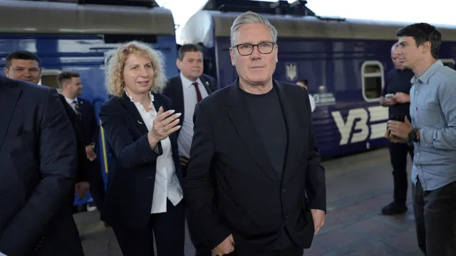 
                    Starmer viaja até Kyiv para se despedir de Zelensky
                