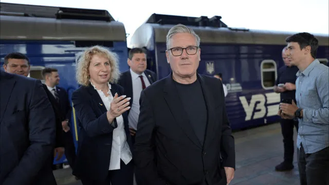 
                    Starmer viaja até Kyiv para se despedir de Zelensky
                
