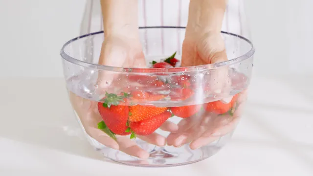 Como lavar os morangos, uma das fruta mais sujas do mercado