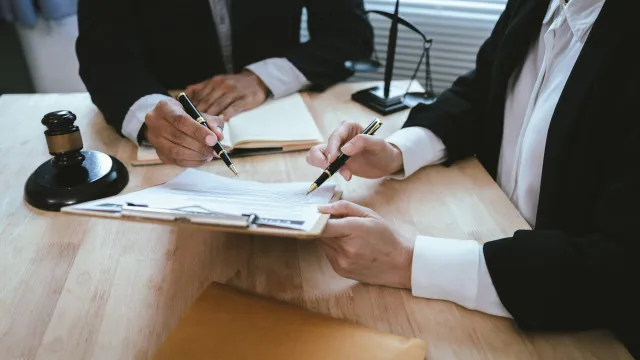
                    Advogado suspeito de desviar mais de 1 milhão de euros a 33 estrangeiros
                