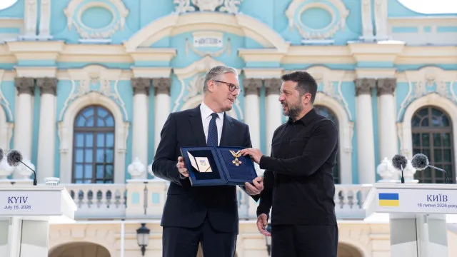 Zelensky condecora primeiro-ministro britÃ¢nico cessante por apoio a Kyiv