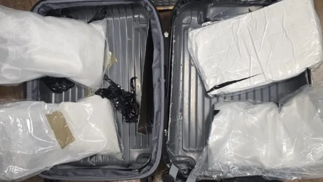 "Correio de droga" detido no aeroporto do Porto com cocaÃna na bagagem