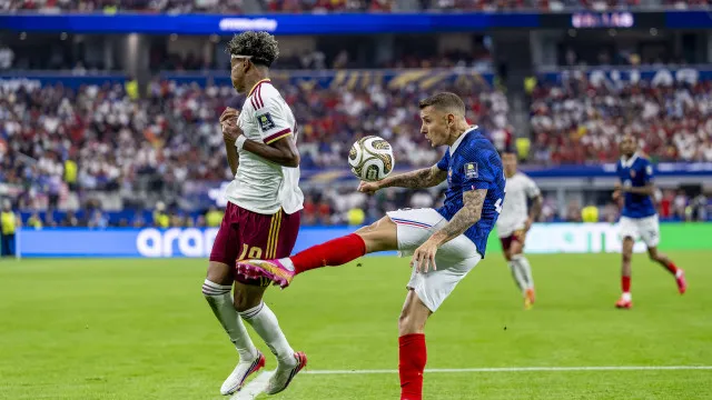 Digne quebra silêncio após erro no França-Espanha: "Desapontado comigo…"