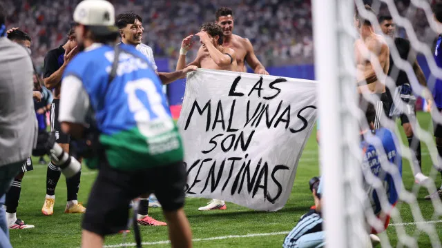 
                    Reino Unido pede à FIFA investigação à Argentina por faixa das Malvinas
                