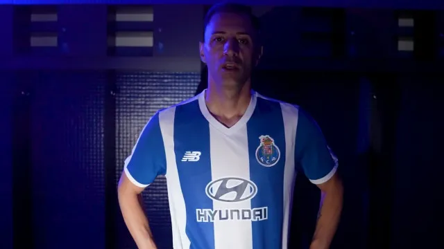 
                    Oficial: FC Porto tira ex-Sporting da reforma e entrega-lhe a braçadeira
                