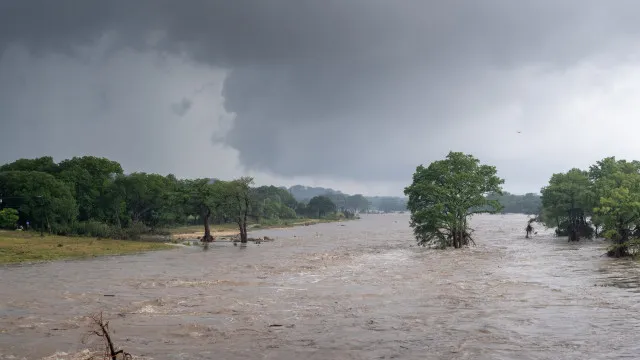 Pelo menos 2 mortos em inundações no Texas. Houve evacuações e resgates