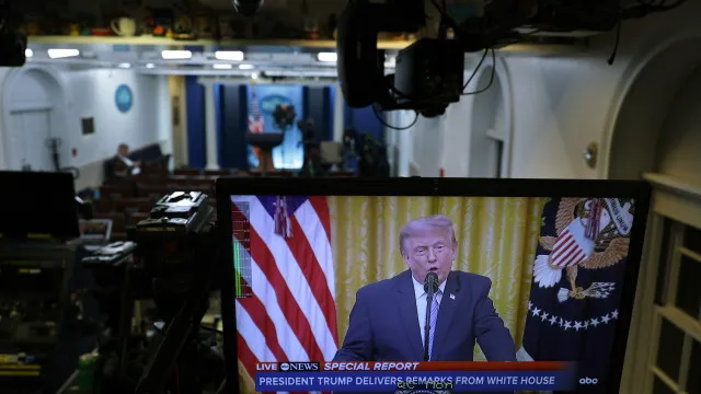 
                    Suspenso operador de teleponto de Trump suspeito de apostar nos discursos
                