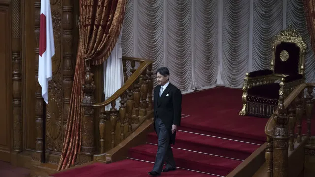 
                    Japão revê lei para salvar monarquia, mas mantém sucessão masculina
                