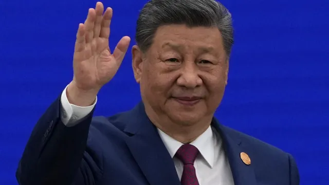 
                    Xi chega ao Quirguistão e aborda cooperação com Zhapárov
                