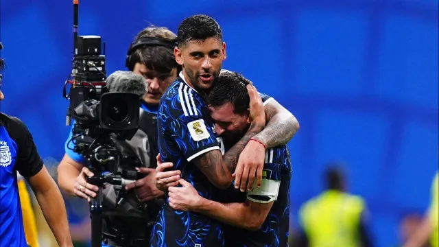 Romero chama "estúpido" a Neville e leva resposta: "Devia abraçar Messi"
