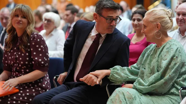 Andy Burnham promete "devolver esperança" aos trabalhistas e britânicos