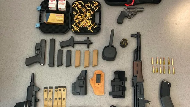 PrÃ©dio evacuado no Estoril: Tinha granada ativa, metralhadora e AK-47