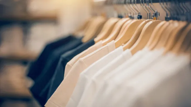 UniÃ£o Europeia proÃbe destruiÃ§Ã£o de roupa nÃ£o vendida a partir de domingo