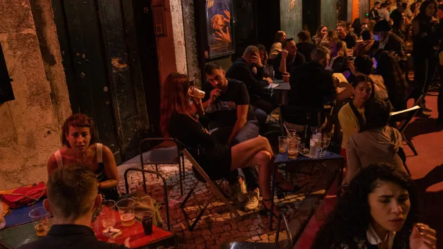 
                    Lisboa quer limitadores de som em estabelecimentos com música após 23h00
                