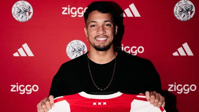 
                    Oficial: Ex-Benfica Marcos Leonardo volta à Europa e assina pelo Ajax
                