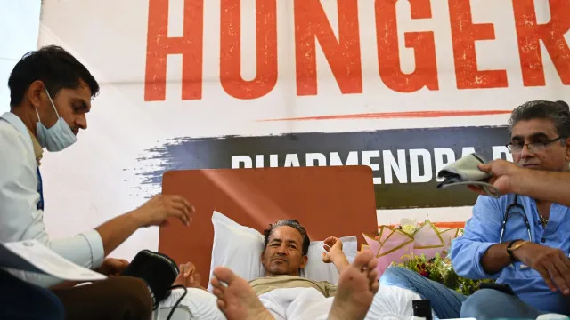 
                    Ativista indiano levado hoje para hospital após 20 dias de greve de fome
                